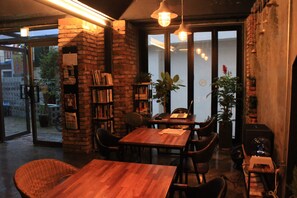 Lobby sitting area - Good Day Mate Hostel (Busan)