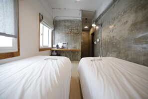 Standard Twin Room | Free WiFi - Good Day Mate Hostel (Busan)
