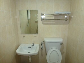 Shower, free toiletries, towels - Batu Berendam INN (Malacca City)