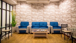 Lobby sitting area - Bubble Space - Hostel (Bangkok)
