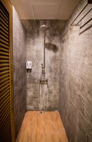 Bathroom shower - Bubble Space - Hostel (Bangkok)