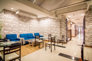 Coin salon dans le hall