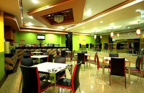 2 ห้องอาหาร, บริการอาหารเช้า อาหารกลางวัน, อาหารท้องถิ่นและนานาชาติ