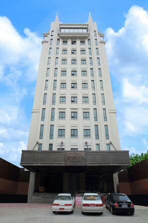 Free self parking, free valet parking - The Home Hotel (Mandalay)