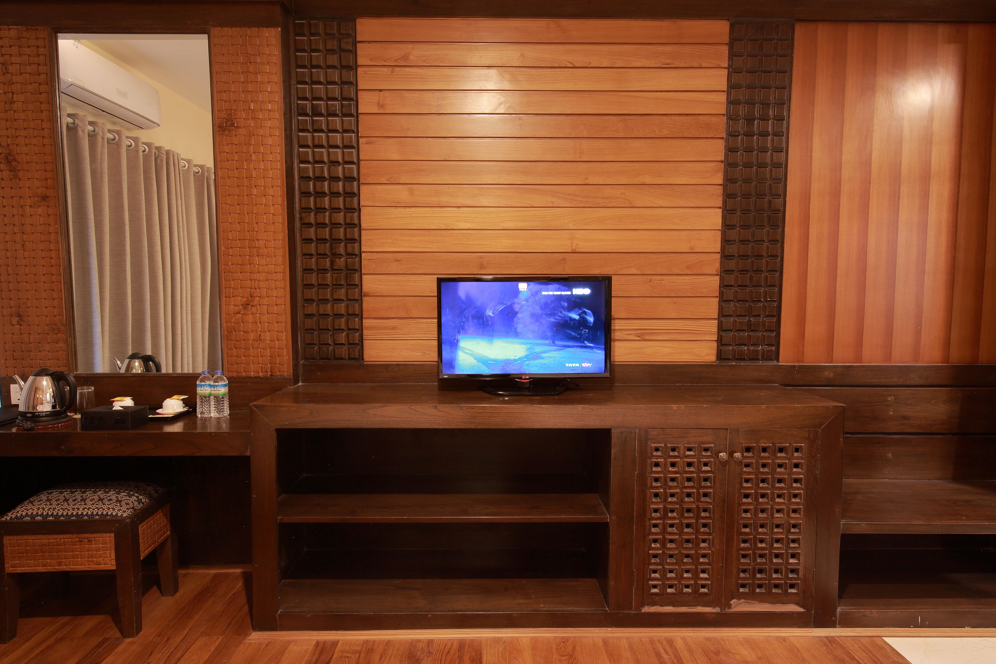 deluxe twin room | minibar, in-room safe, desk, blackout curtains