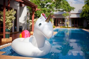 Outdoor pool, sun loungers - Ardea Resort Pool Villa (Amphawa)