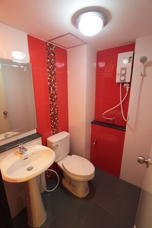 スーペリア ツインルーム | バスルーム | シャワー、バスアメニティ (無料)、タオル