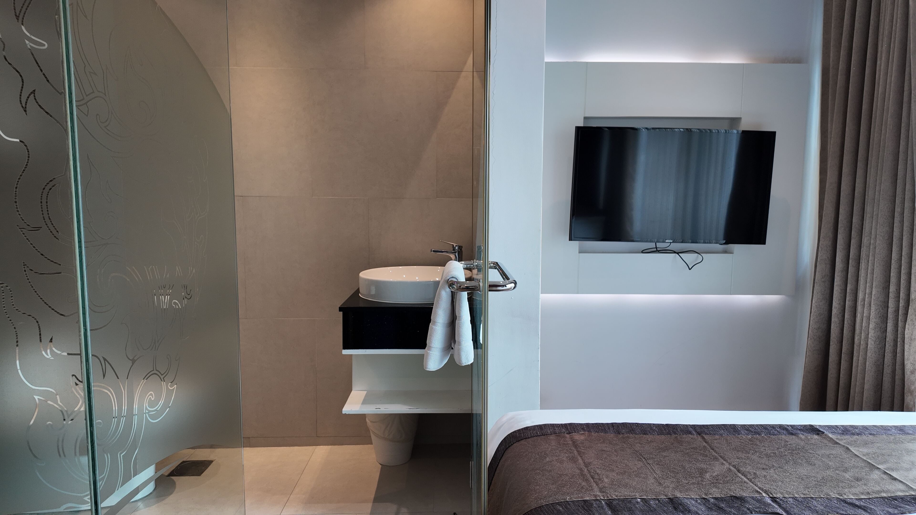 deluxe room | bathroom | shower, free toiletries, hair dryer, towels
