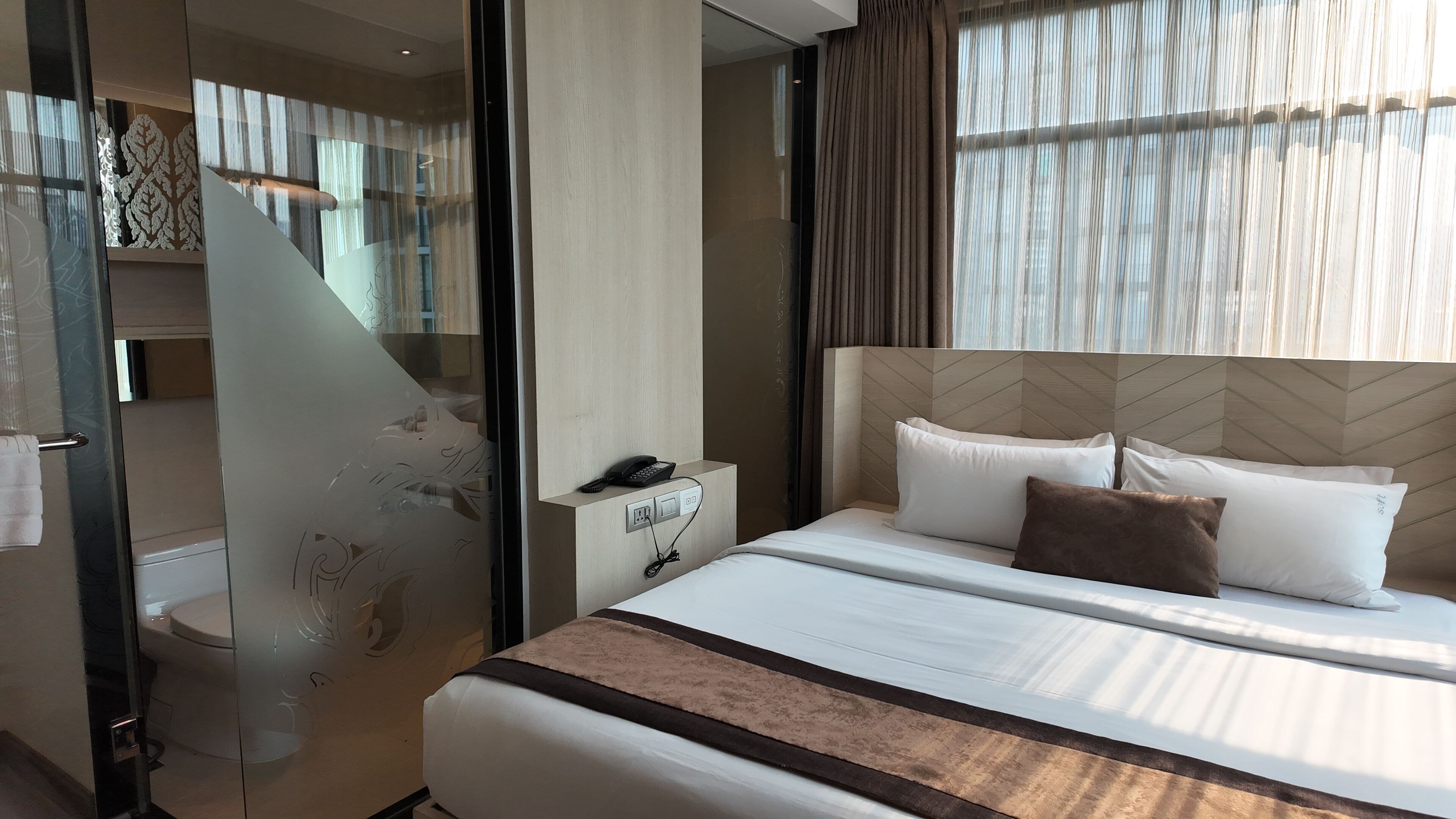 grand room | minibar, in-room safe, desk, blackout curtains