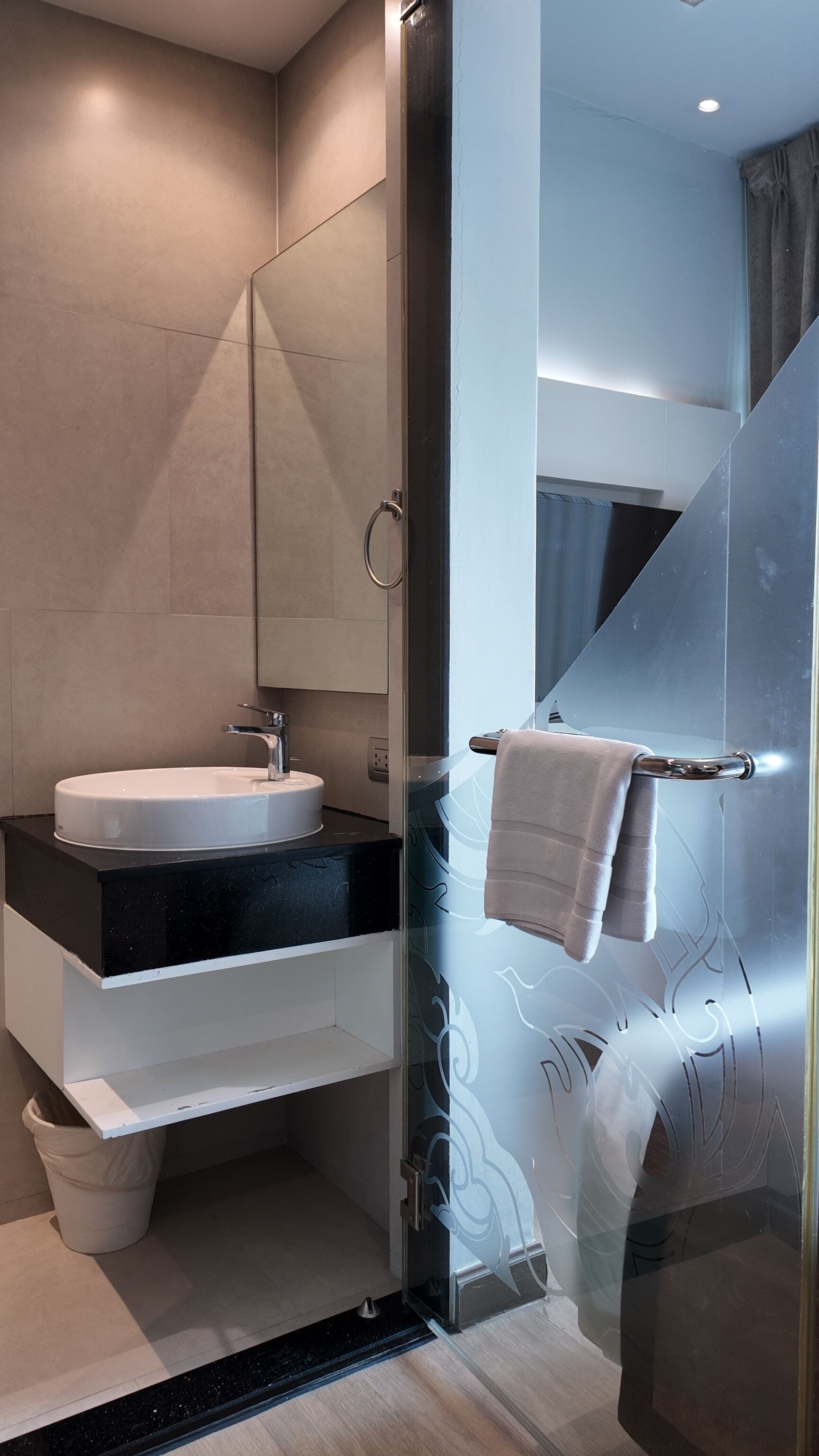deluxe room | bathroom | shower, free toiletries, hair dryer, towels