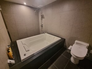 Suite | Bad | Kombinert dusj/badekar og dype avslapningsbadekar