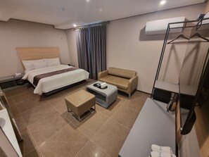 Deluxe Room | Egyptian cotton sheets, hypo-allergenic bedding, down comforters - Yeow-B (Jinju)