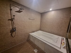 디럭스룸 | 욕실 | 샤워기/욕조 결합, 전신 욕조, 고급 세면용품, 헤어드라이어