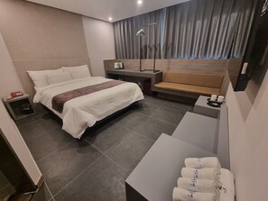 Standard Room | Egyptian cotton sheets, hypo-allergenic bedding, down comforters - Yeow-B (Jinju)