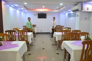 Breakfast, lunch and dinner served - Hotel Oriana (Yangon)