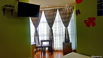 Suite | Desk, free WiFi, bed sheets