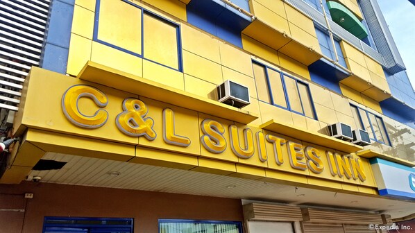 Um edifício com uma placa que diz "C&L Suites".