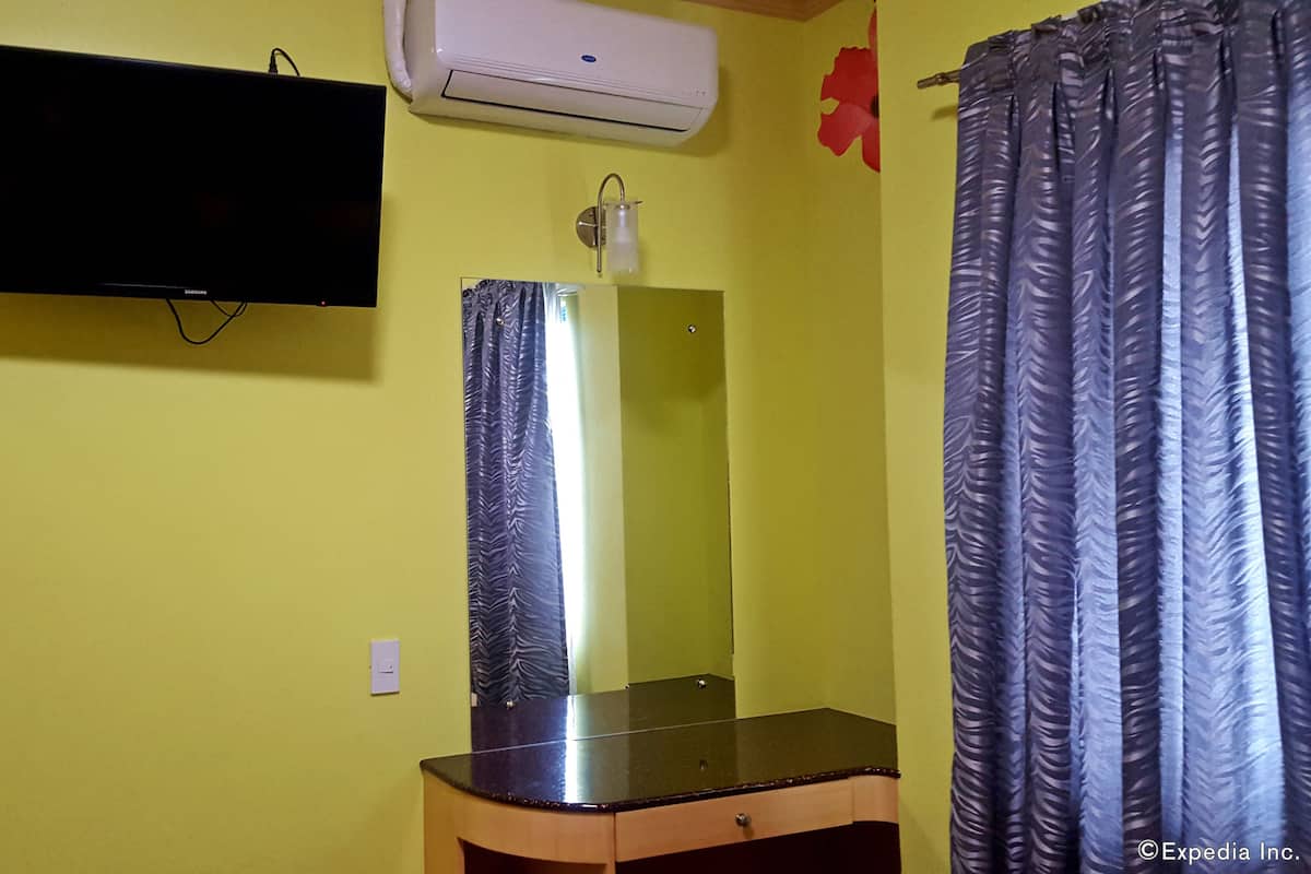 Desk, WiFi (free), bed sheets