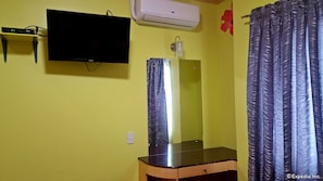 Desk, free WiFi, bed sheets - C & L Suites Inn (Dumaguete)