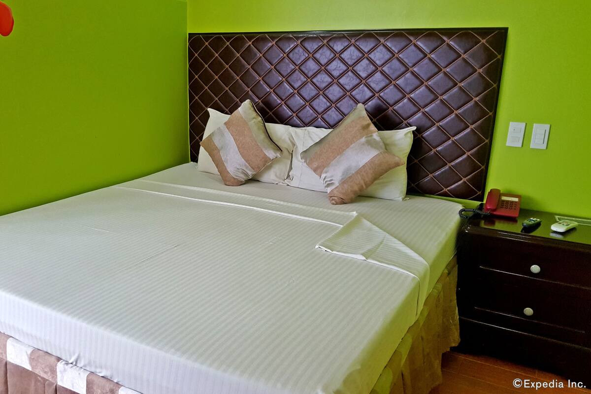 Desk, WiFi (free), bed sheets