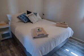 高档床上用品、办公桌、免费 WiFi