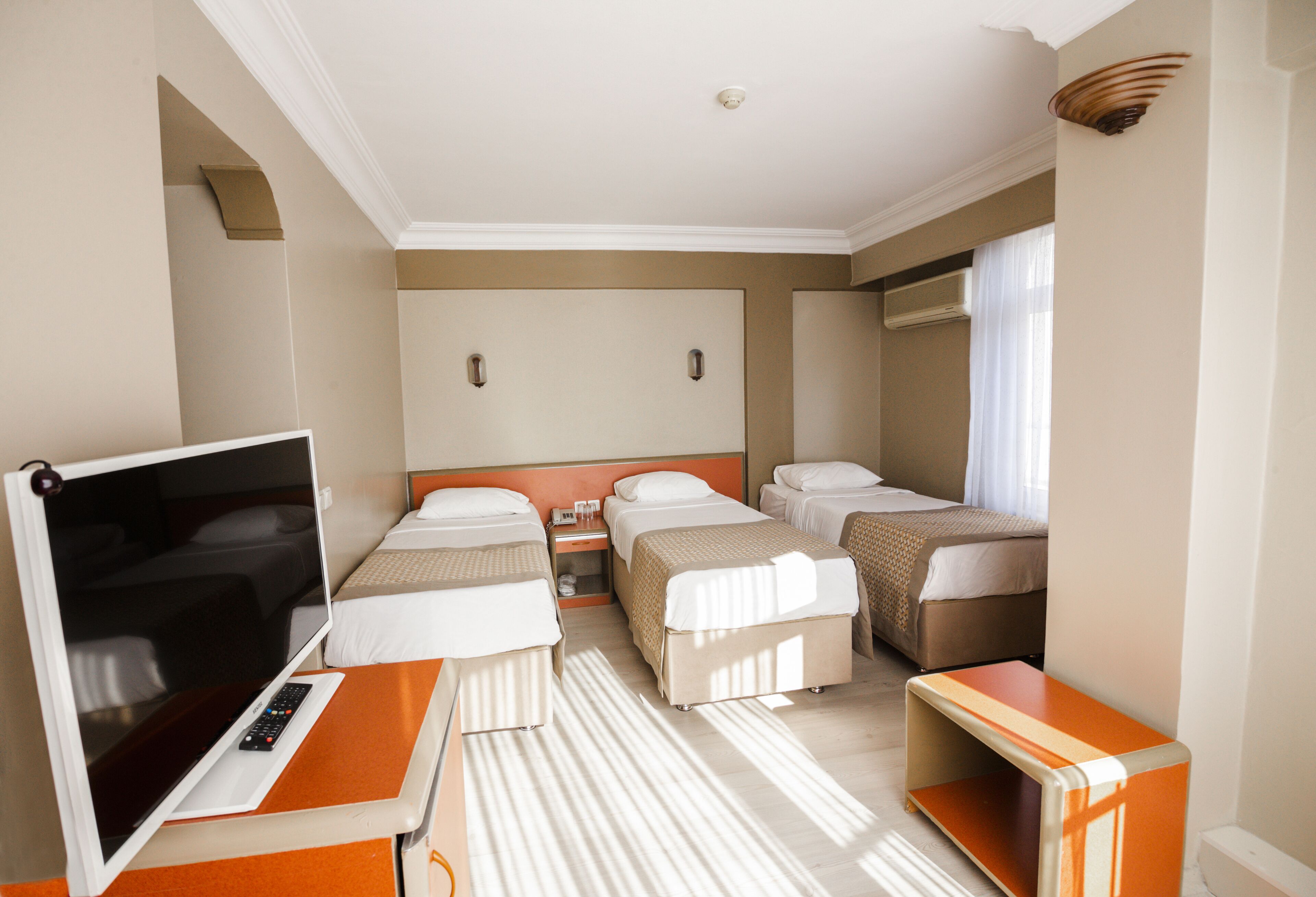 Habitació triple estàndard | Roba de llit d'alta qualitat, minibar, escriptori i wifi gratuïta 