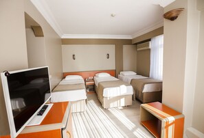 Tremannsrom – standard | Sengetøy av topp kvalitet, minibar, skrivebord og wi-fi (inkludert)