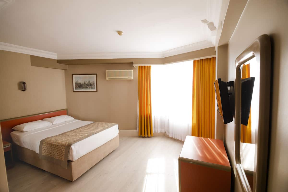 Luxe beddengoed, een minibar, een bureau, gratis wifi