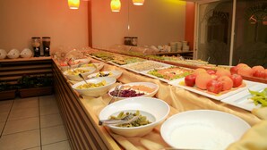 En buffet med mange forskellige retter og et langt bord.