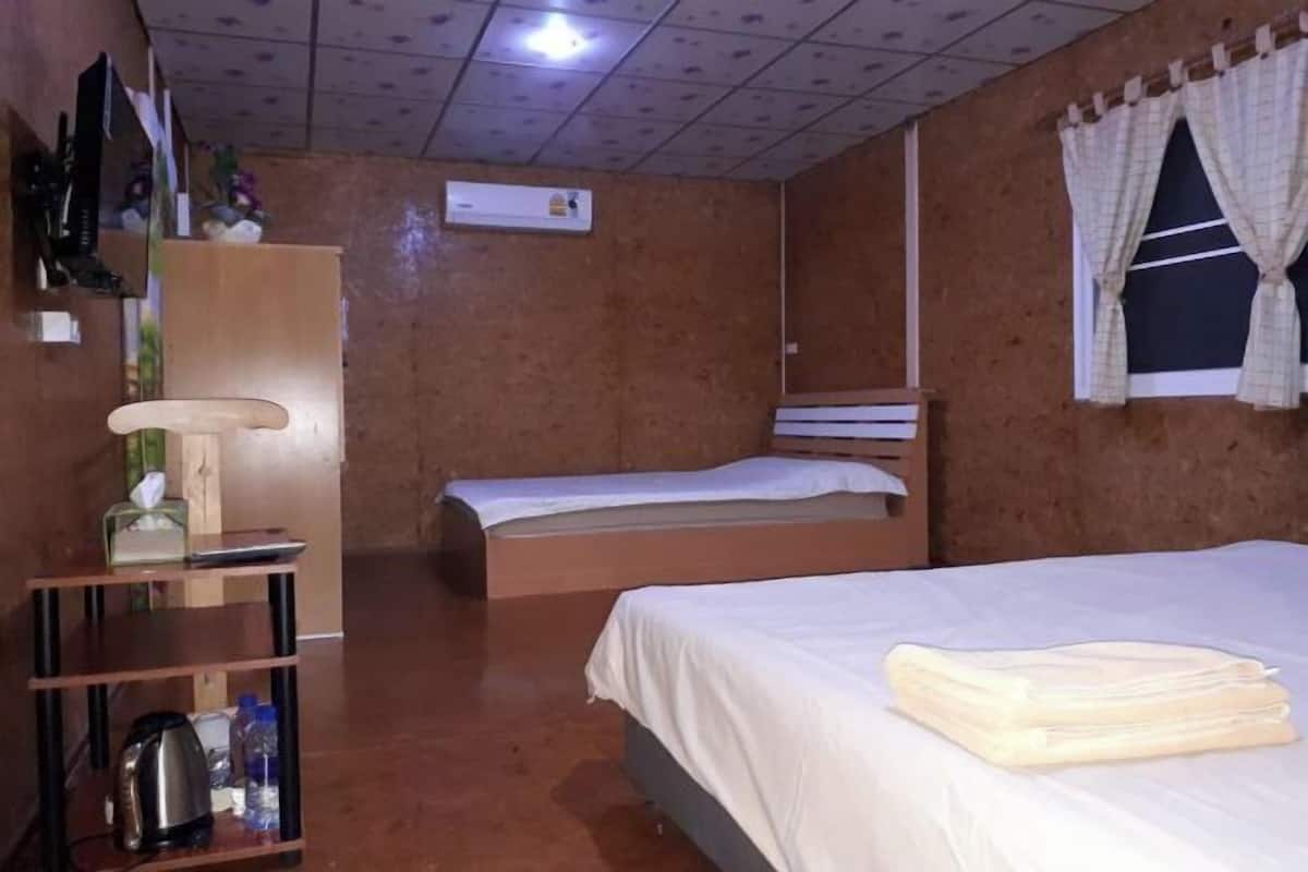 Een bureau, gratis wifi, beddengoed