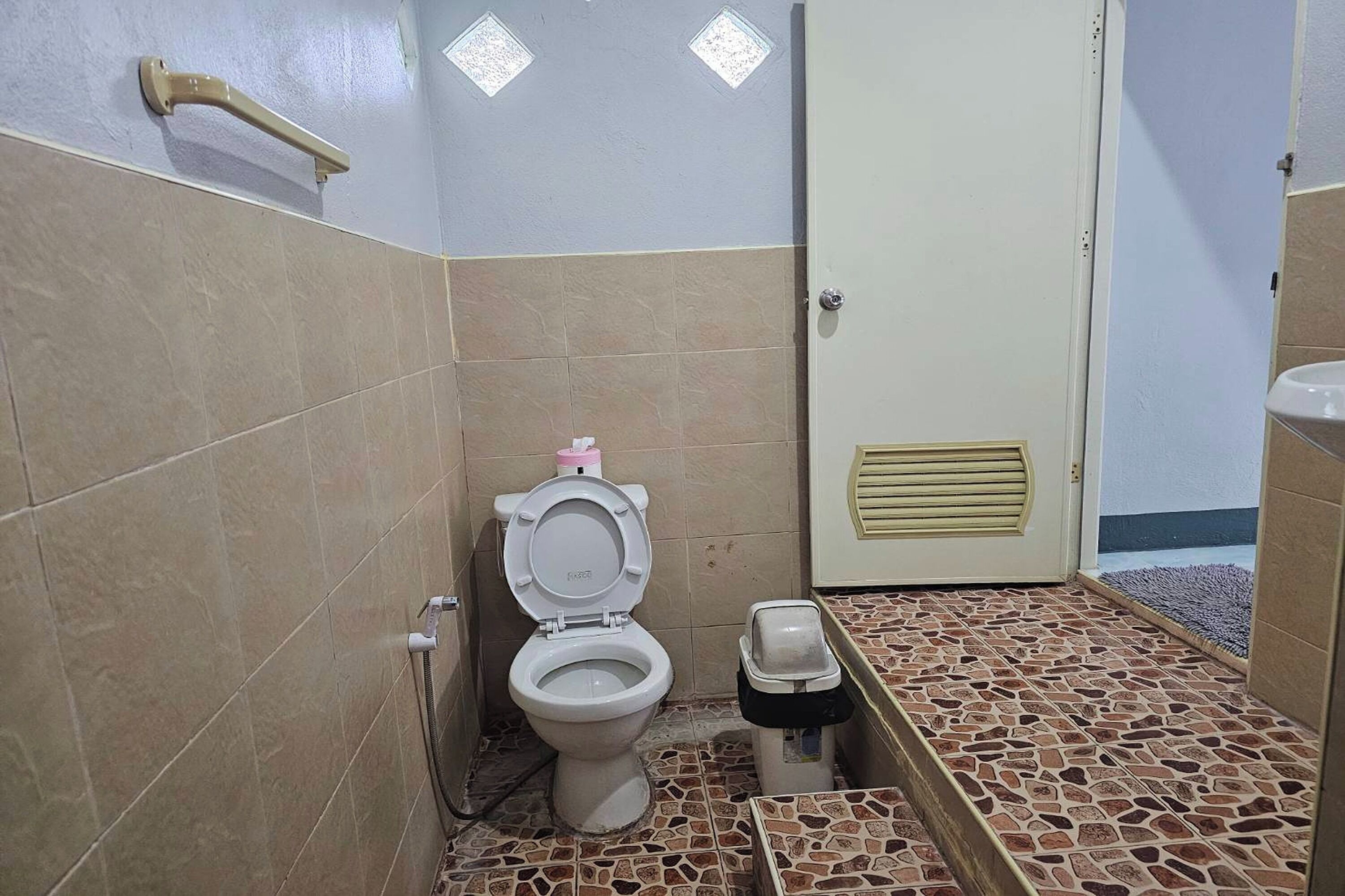 Shower, rainfall showerhead, free toiletries, bidet