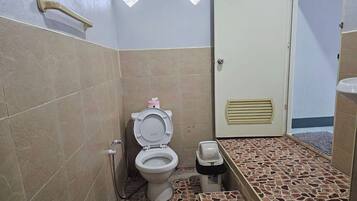 Shower, rainfall showerhead, free toiletries, bidet