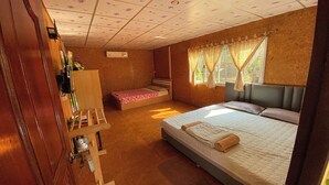 Ein Hotelzimmer mit einem Bett, einer kleinen Sitzecke und einem Kleiderschrank.