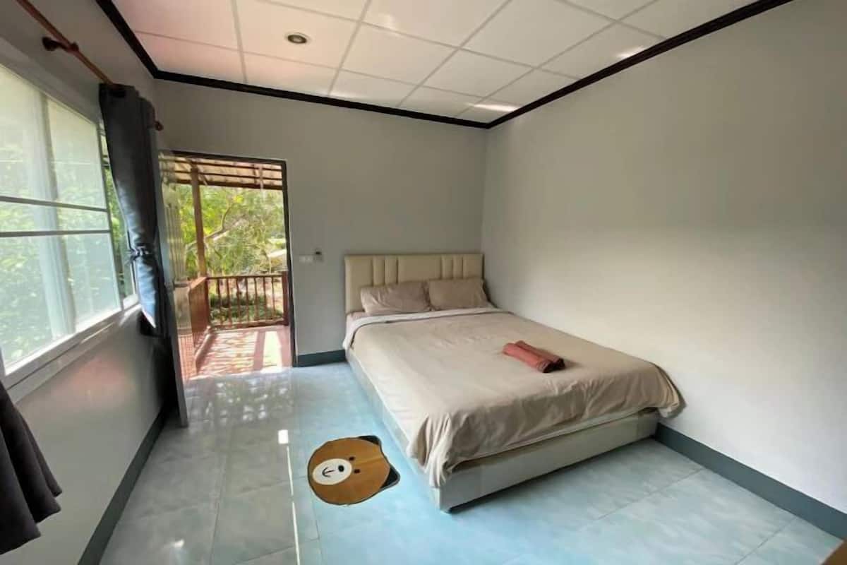Een bureau, gratis wifi, beddengoed
