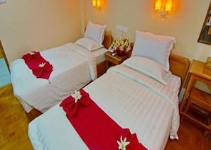 Minibar, in-room safe, desk, blackout drapes - Hotel G-Seven (Mandalay)