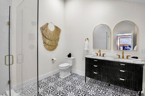 Beachside Luxury 2 Queen | Bathroom | Shower, free toiletries, towels