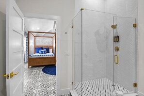Luxury 2 Queens | Bathroom | Shower, free toiletries, towels