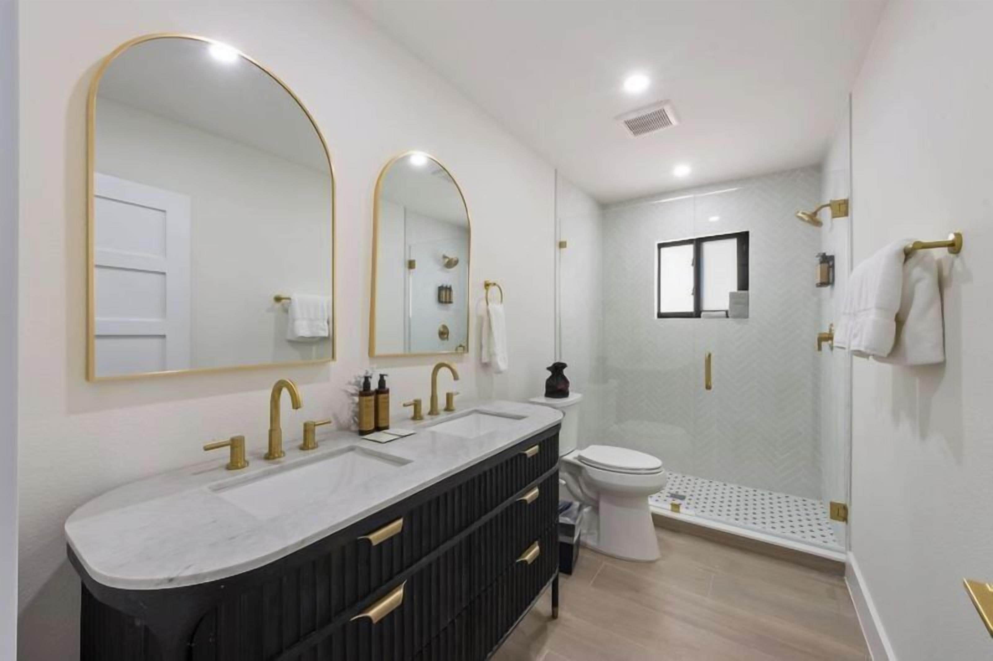 Luxury King Suite | Baño | Regadera, amenidades de baño gratuitas, toallas 