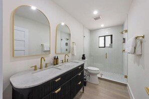 Luxury King Suite | ห้องน้ำ | ฝักบัว, ของใช้ในห้องน้ำฟรี, ผ้าเช็ดตัว