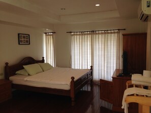 Desk, free WiFi - Young Coconut Garden Home Resort (Samut Songkhram)