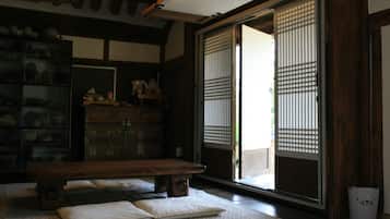 Traditional House (Sarangchae) | Soundproofing, free WiFi, bed sheets
