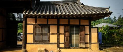 Soundproofing, free WiFi, bed sheets