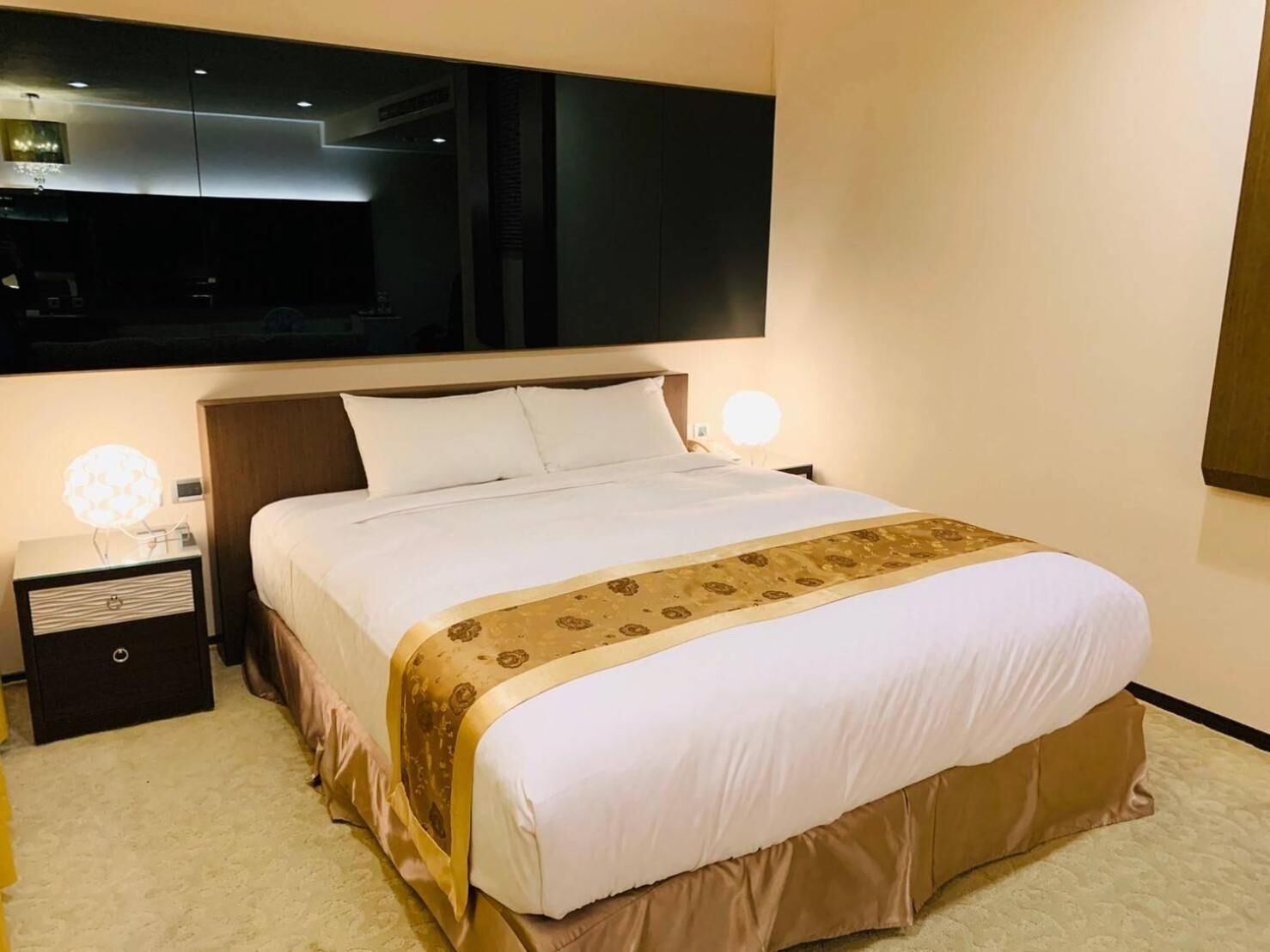 desk, soundproofing, free wifi