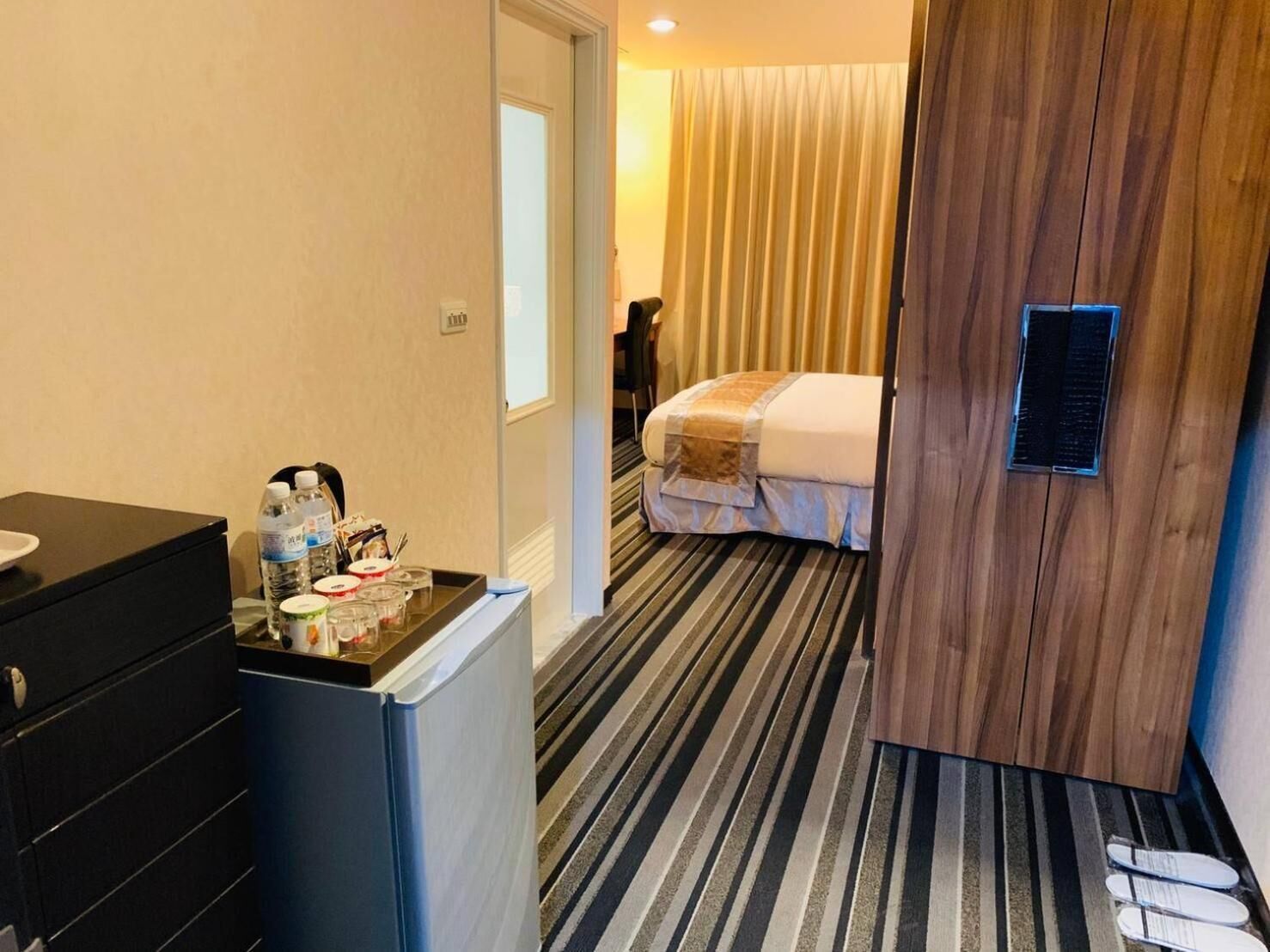 desk, soundproofing, free wifi