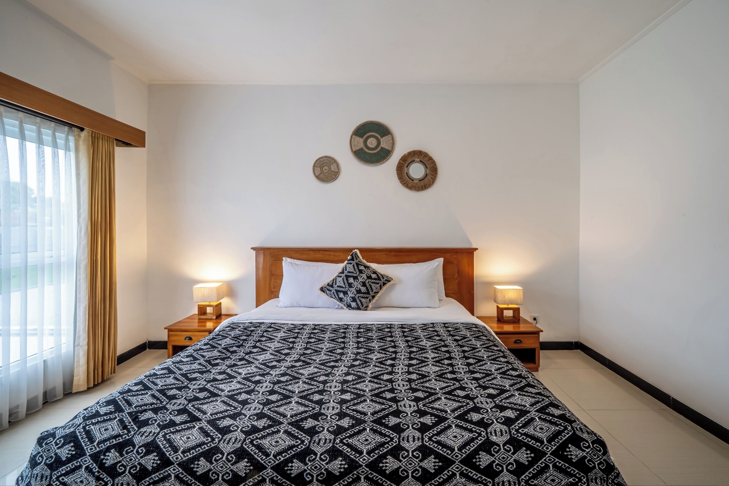 Suite | Minibar, caja de seguridad en la habitación y escritorio 