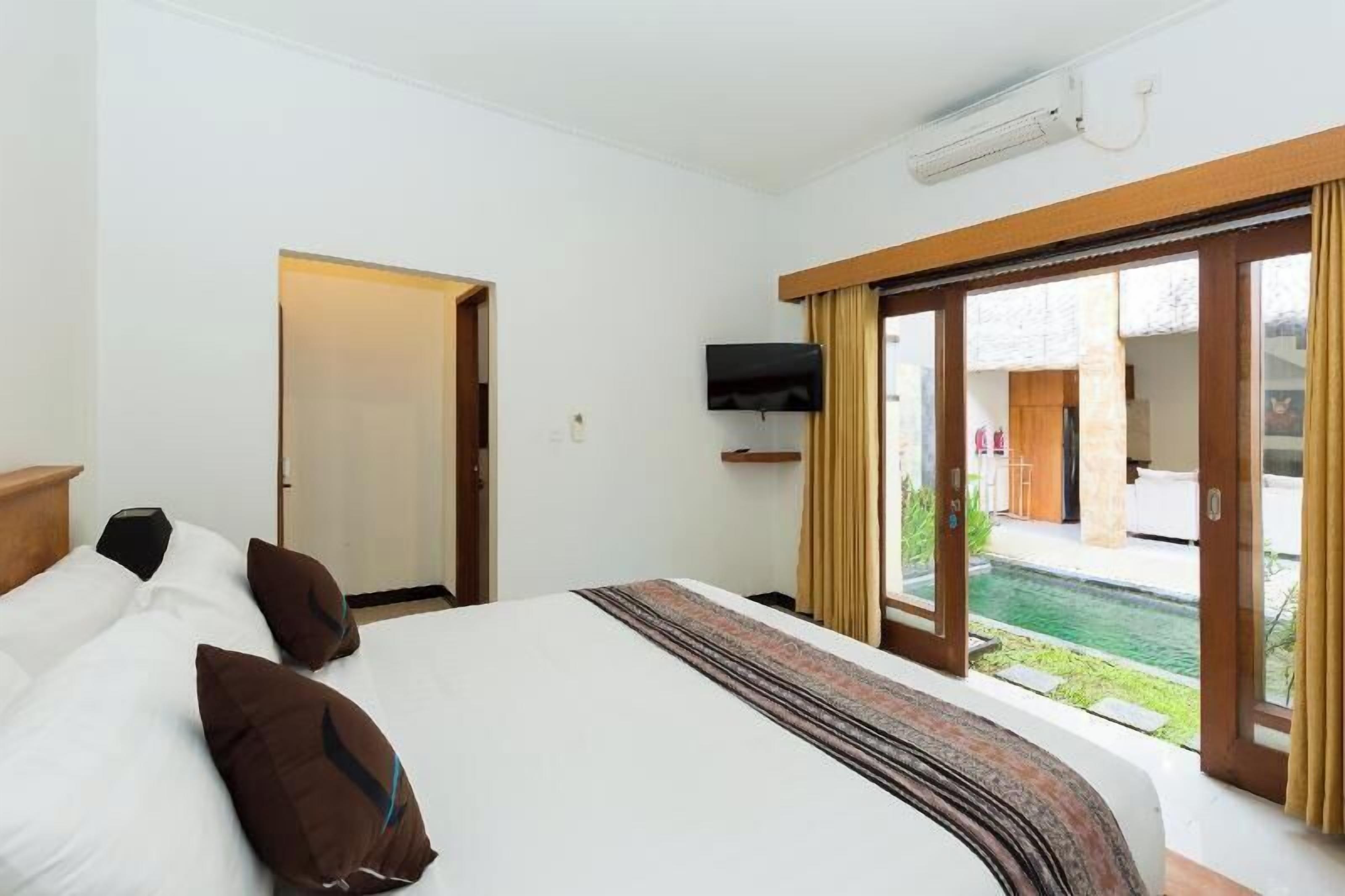 Minibar, in-room safe, desk, iron/ironing board