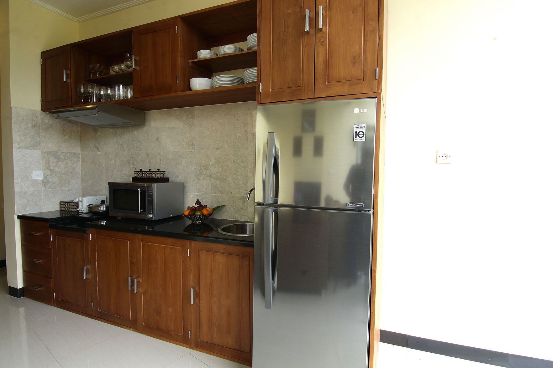 Private kitchen | Fridge, electric kettle, toaster, cookware/dishes/utensils