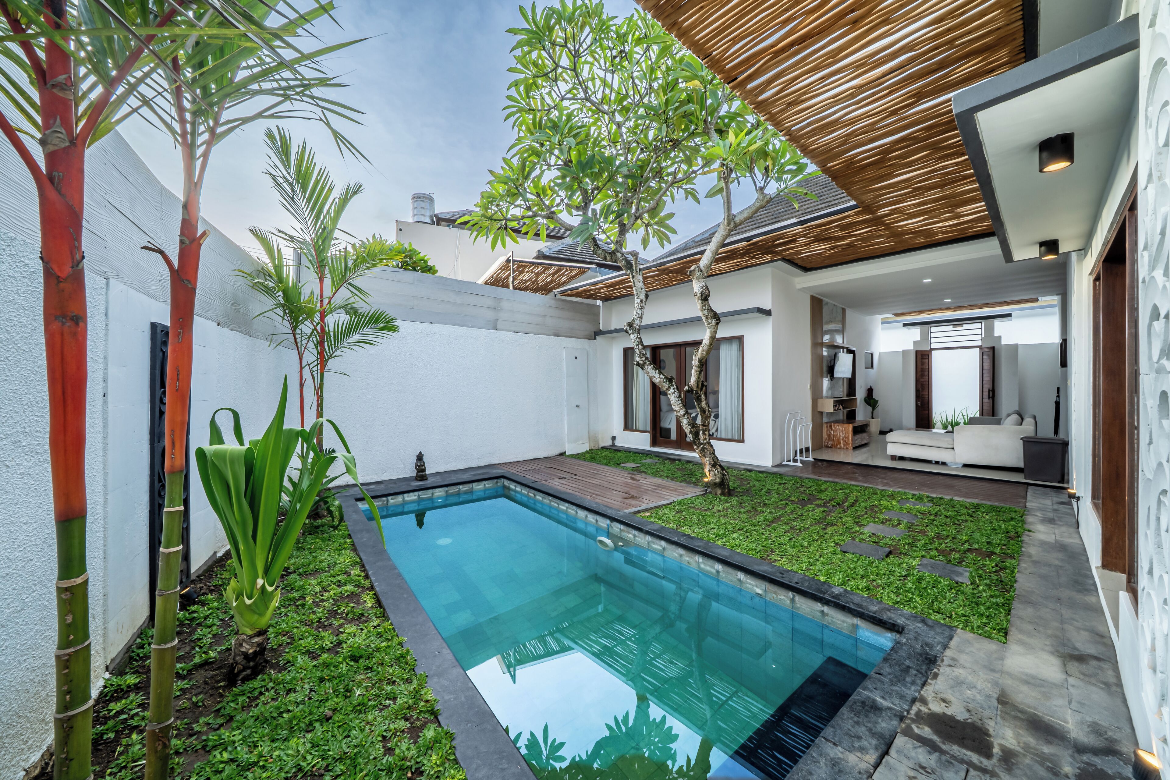 6 outdoor pools
