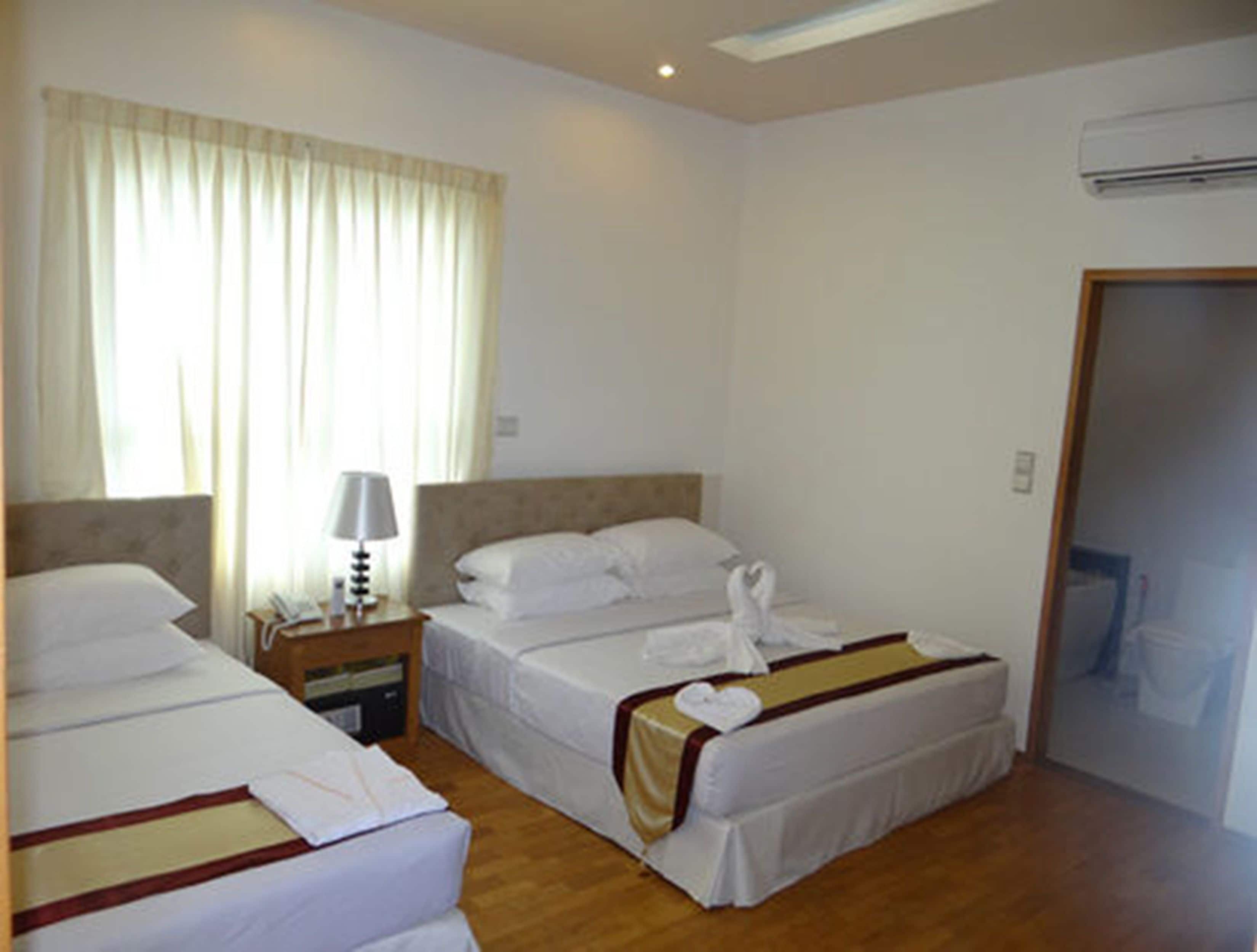 Habitación familiar | Minibar, escritorio, wifi gratis