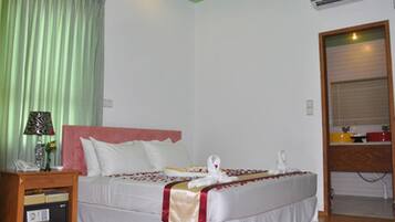 Executive Suite | Minibar, desk, free WiFi